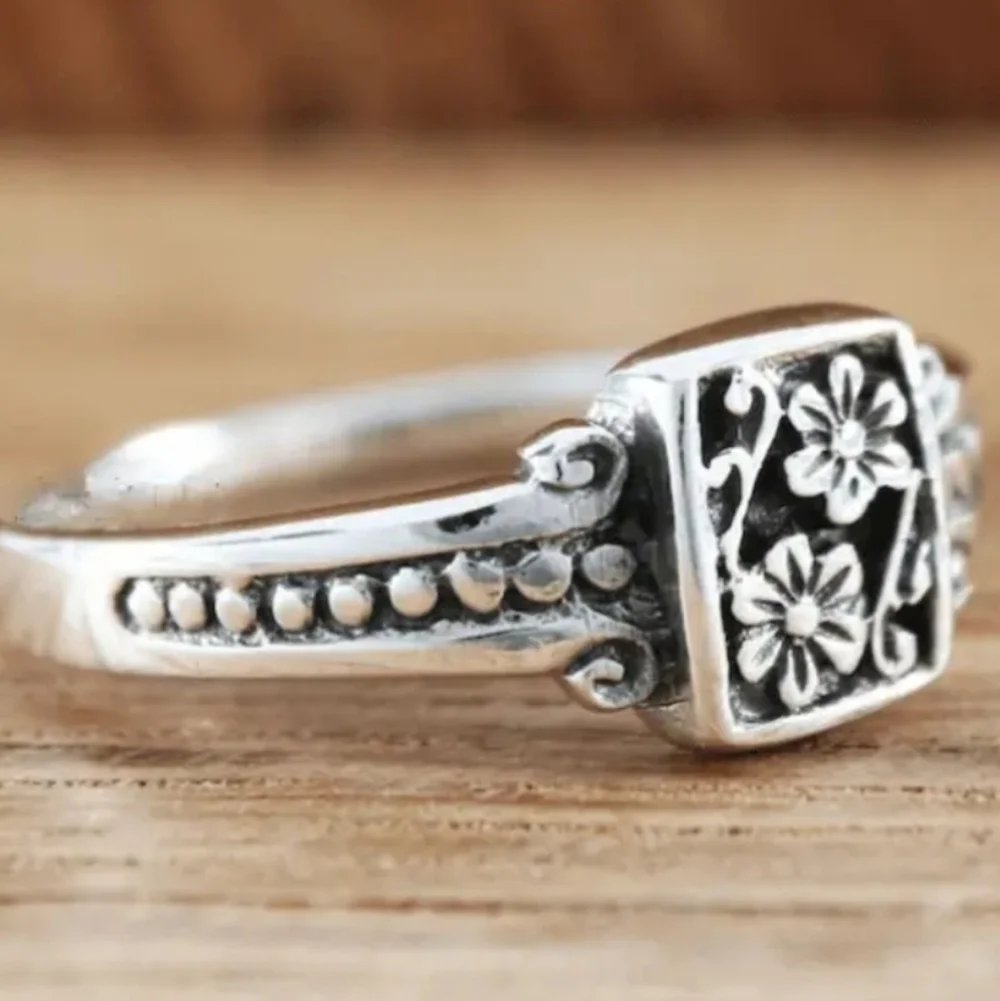 Vintage Vibe Bohemian Flower Ring Silver Tone